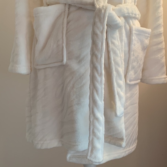 Velvet Kitten White Bathrobe NWOT Small - Picture 2 of 11
